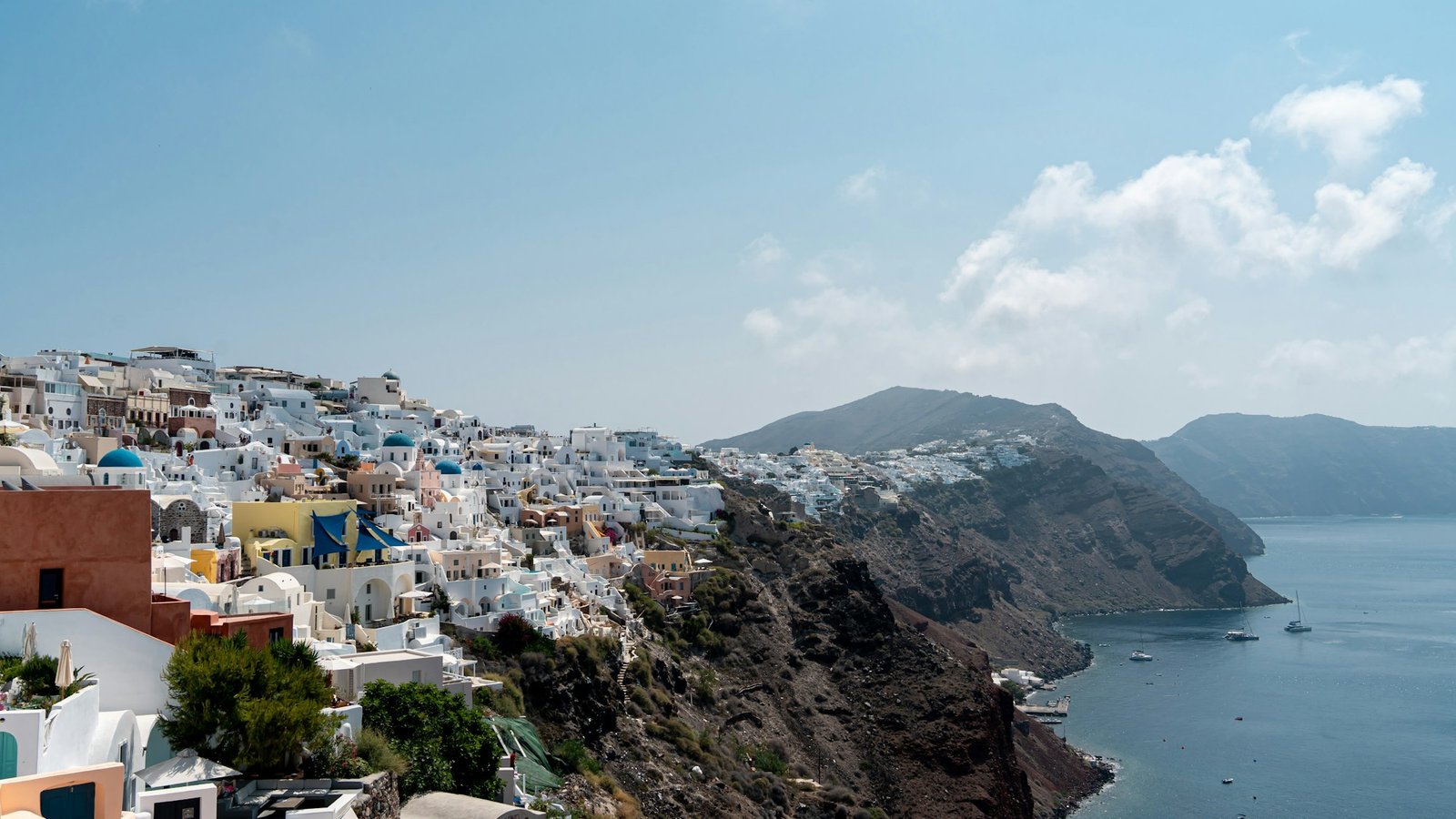 Village blanc au-dessus de la caldeira de Santorin