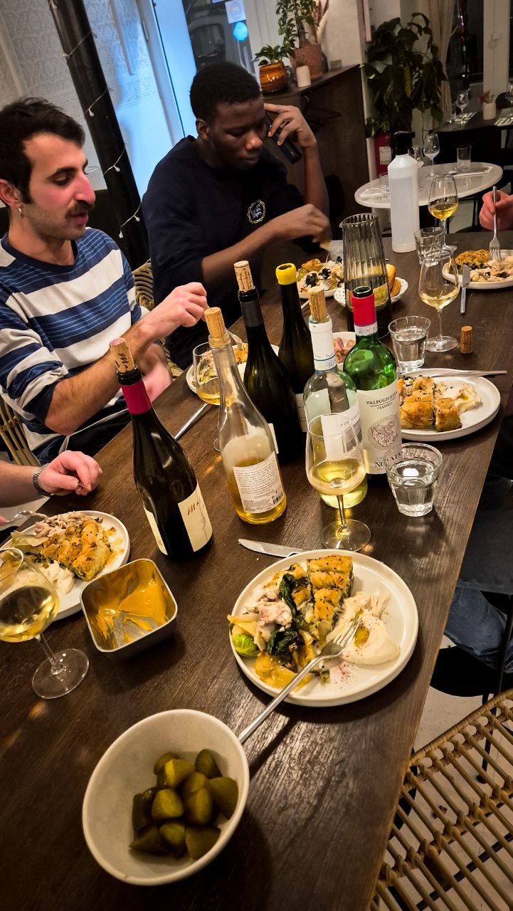 Repas d'équipe partagé avant le service à Alluma
